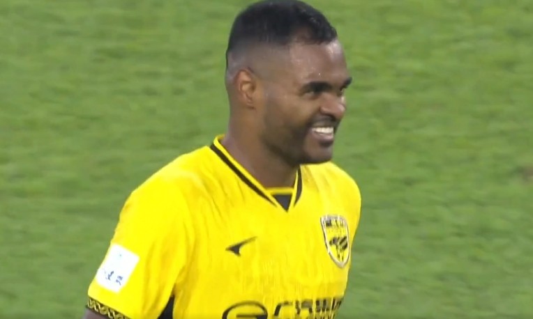 选票和, 攻队友破门, 坐镇主场迎